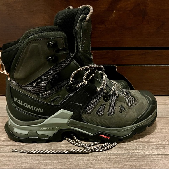 Woman’s Salomon hikers. Quest 4. Waterproof GTX. Size 7. - Picture 1 of 3